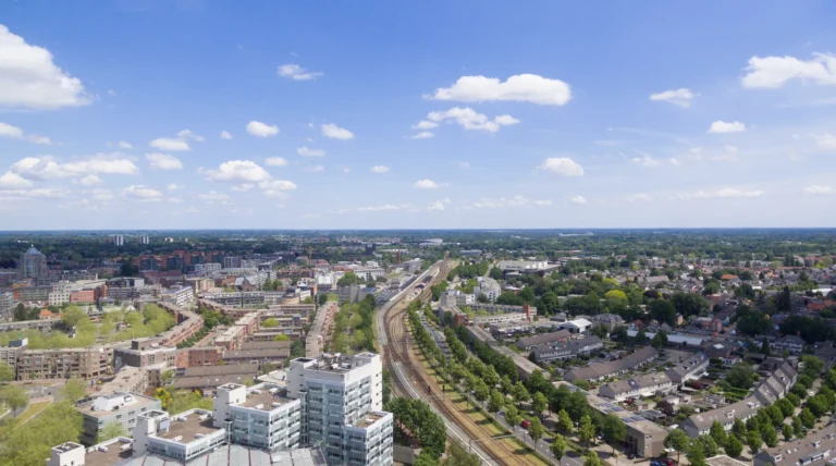 Apeldoorn met spoorlijn (luchtfoto)