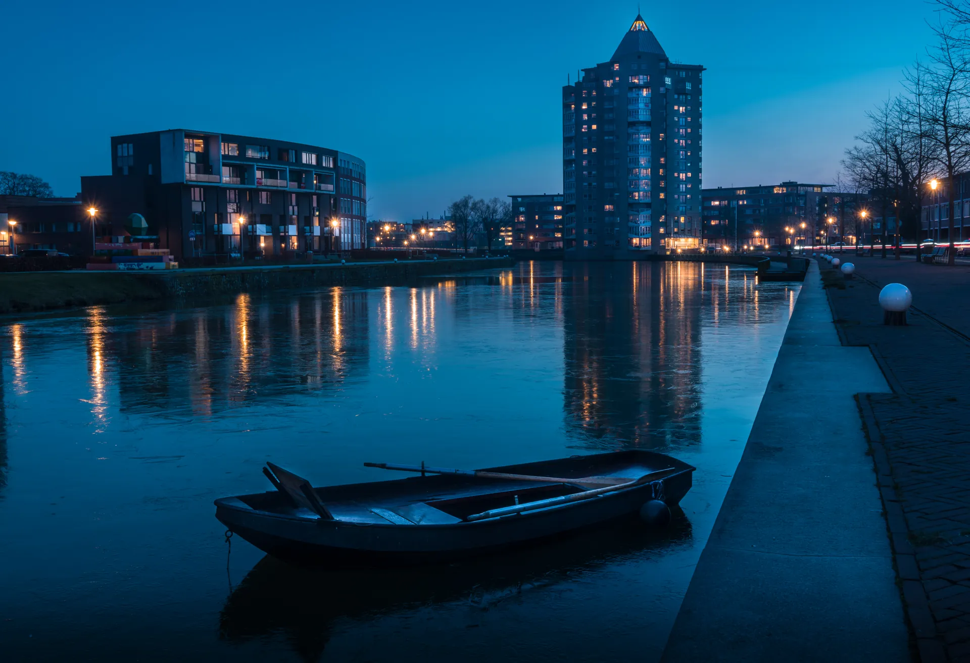 Het Apeldoorns Kanaal in de avond