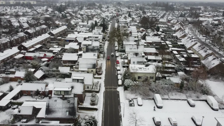 Besneeuwde woonwijk in Apeldoorn