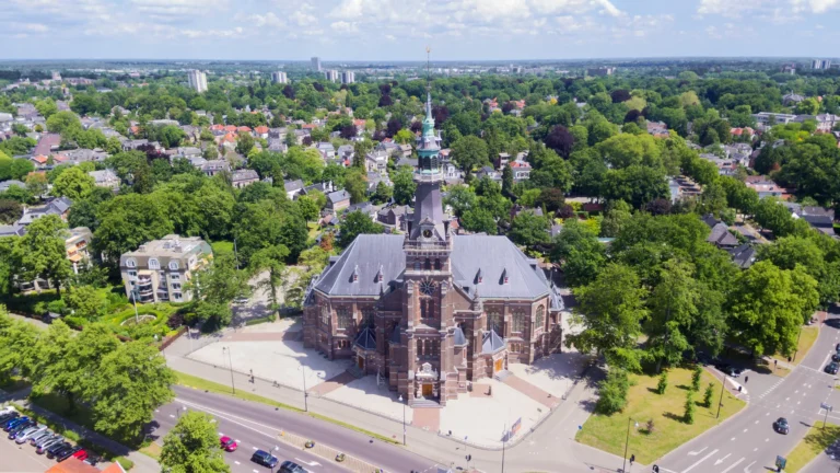 Kerk in Apeldoorn (luchtfoto)