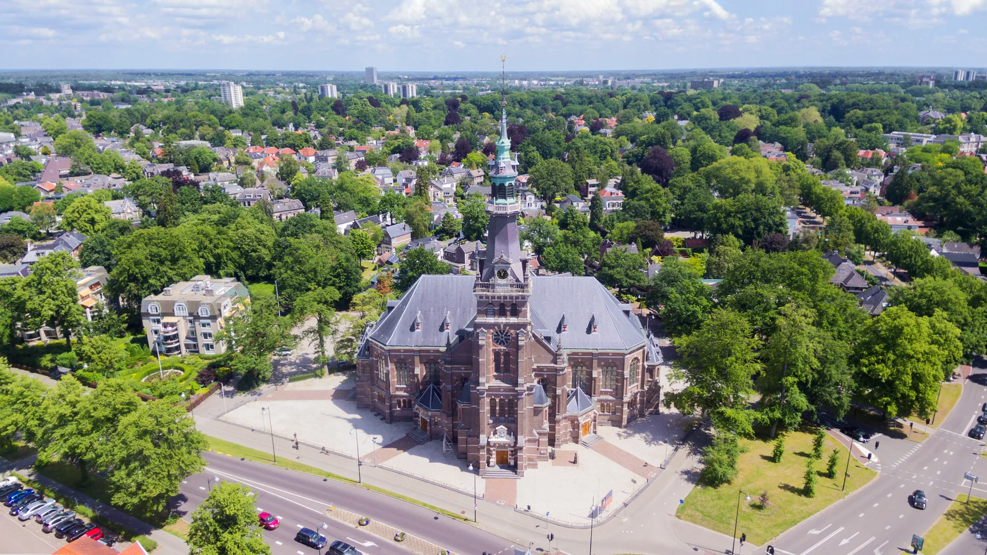 Kerk in Apeldoorn (luchtfoto)