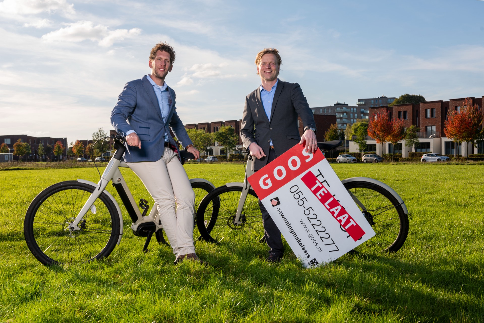Makelaars van GOOS Makelaardij in een grasveld aan de rand van Apeldoorn