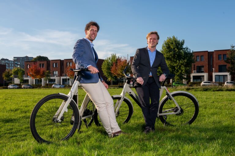 Twee makelaars van GOOS Makelaardij met fiets in Apeldoorn