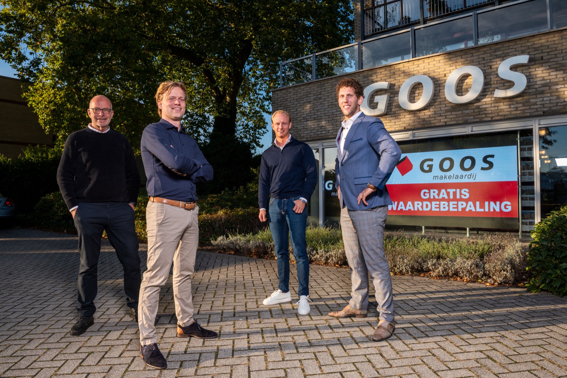 Het team van GOOS Makelaardij voor het kantoor aan de Deventerstraat in Apeldoorn